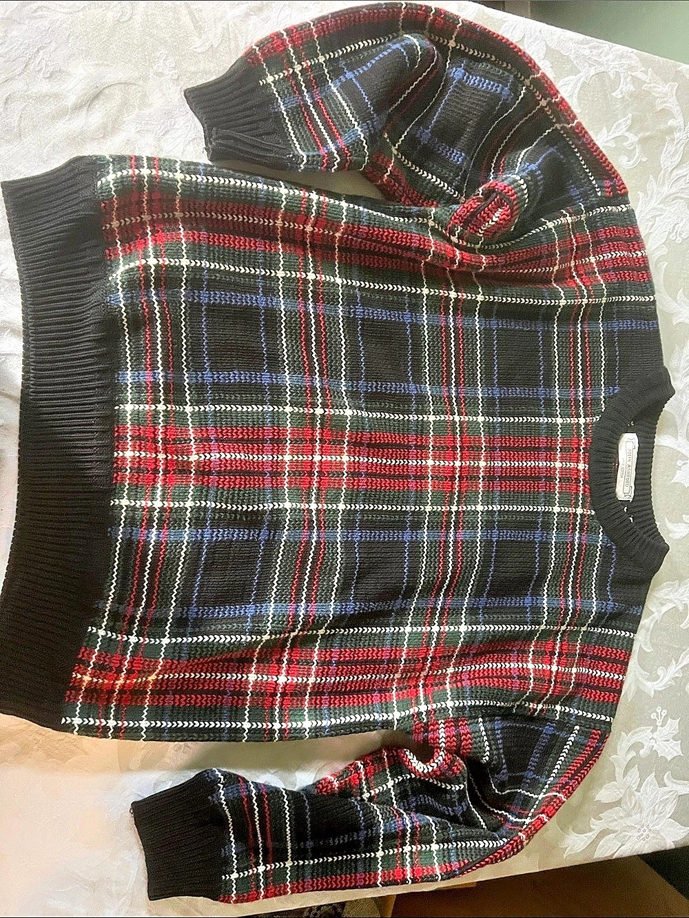 John & SIFORD Plaid Cotton Crewneck Sweater Black & Red , white, green ,blue.